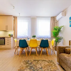 Roomy 80sqm At Center Free Parking Space, Ac & Balcony, Separate Ac In Four Apartment