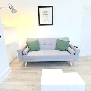 stylish-apartment-in-plaistow.brighton-hotels-england.com/